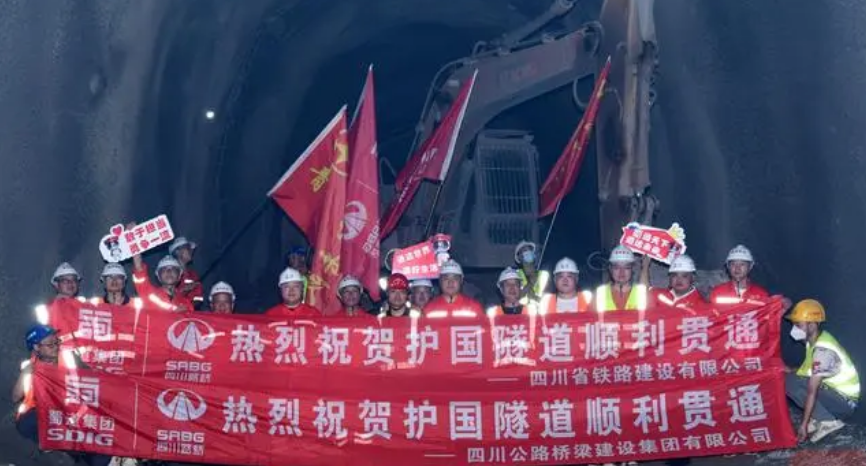 隆黄铁路隆叙段扩能改造工程全线最长隧道贯通